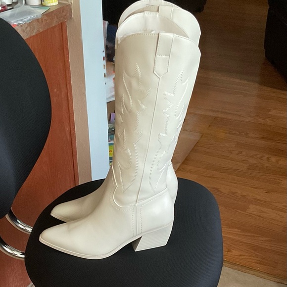 Madden NYC Elegant Off White Heeled Boots for Women Size 11 - Picture 3 of 14